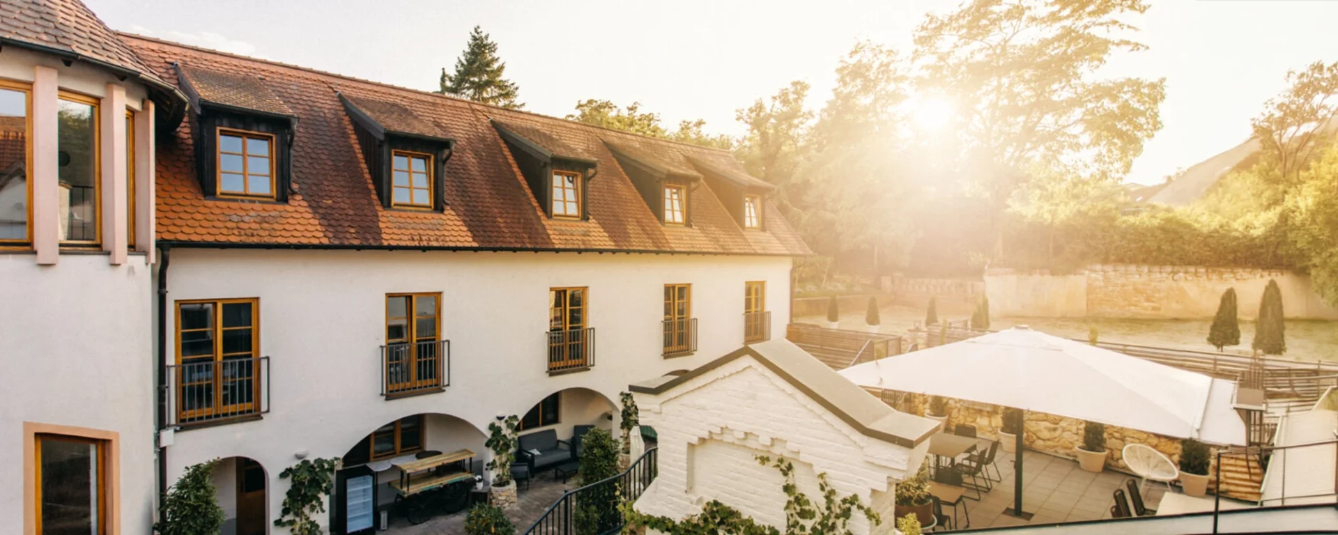 Geräumige Villa mit Terrasse, umgeben von Natur und Sonnenuntergang, bietet ruhige Atmosphäre und Entspannung im Freien.
