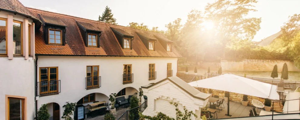 Geräumige Villa mit Terrasse, umgeben von Natur und Sonnenuntergang, bietet ruhige Atmosphäre und Entspannung im Freien.