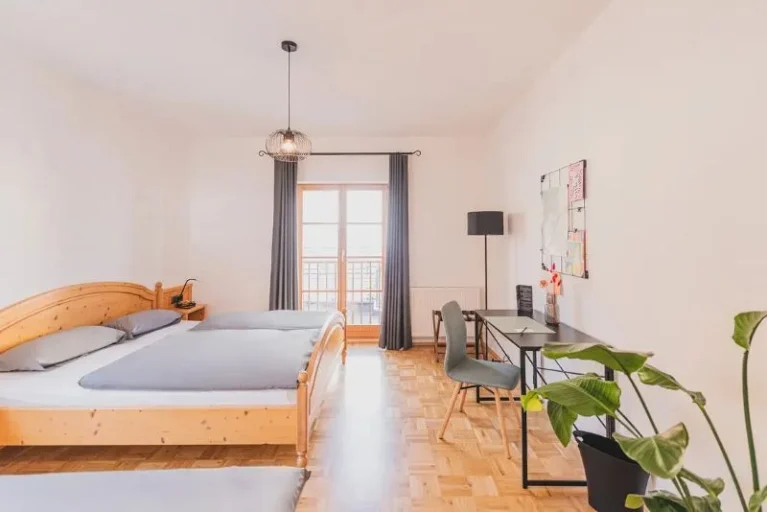 Gästezimmer mit Doppelbett und Schreibtisch zur Aufbettung in Nackenheim