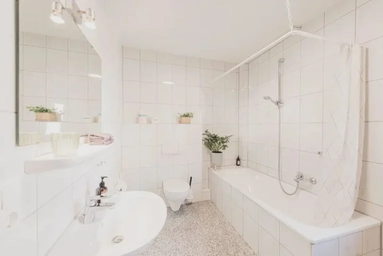 Modernes Badezimmer mit Dusche im Übernachtungsbereich der Hochzeitslocation Sankt Gereon