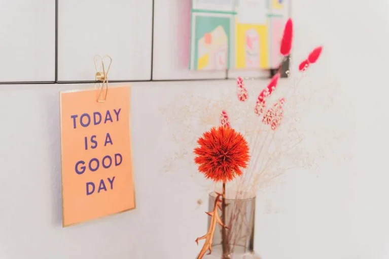 Deko-Detail mit Trockenblumen und Spruchkarte 'Today is a good day' im Sankt Gereon