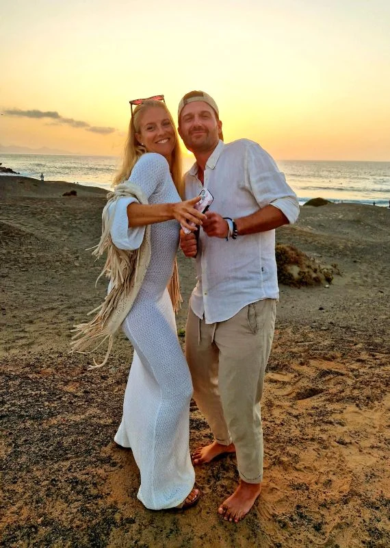 Steffen und Keana am Strand bei Sonnenuntergang – Über-uns-Foto der Hochzeitslocation-Betreiber
